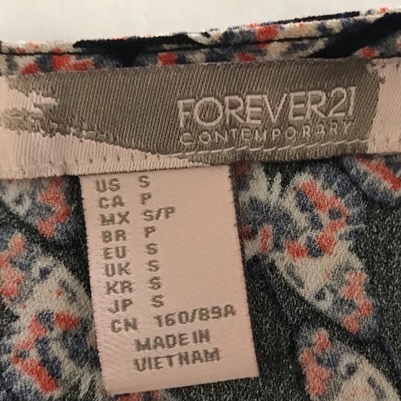 Forever 21 Contemporary Sleeveless Crewneck Black with Butterflies Pattern Top - Picture 4 of 9